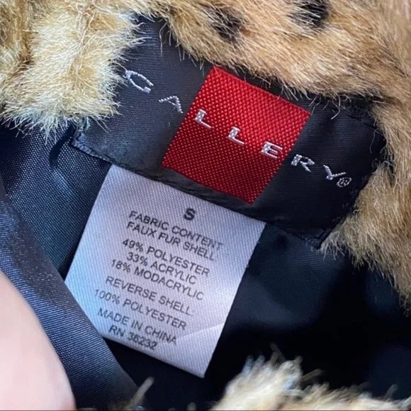 GALLERY FAUX FUR REVERSIBLE LEOPARD VEST WITH MATCHING MITTS - Picture 10 of 11